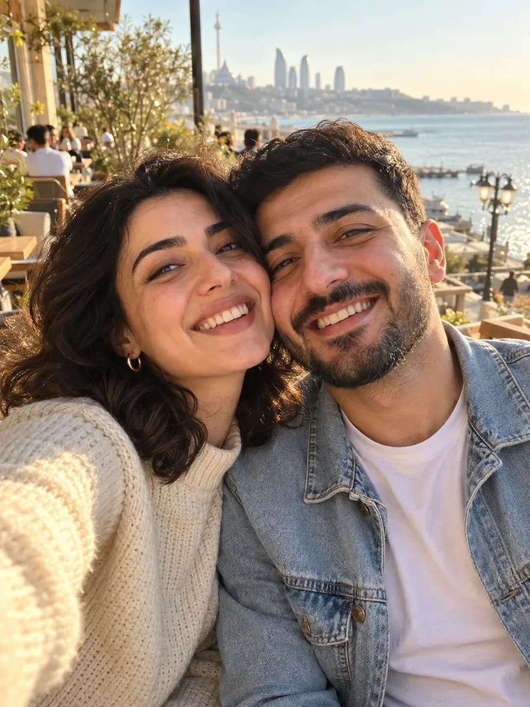 Kafe terrasında yanaq-yanağa gülən Ülviyyə və Vüsal