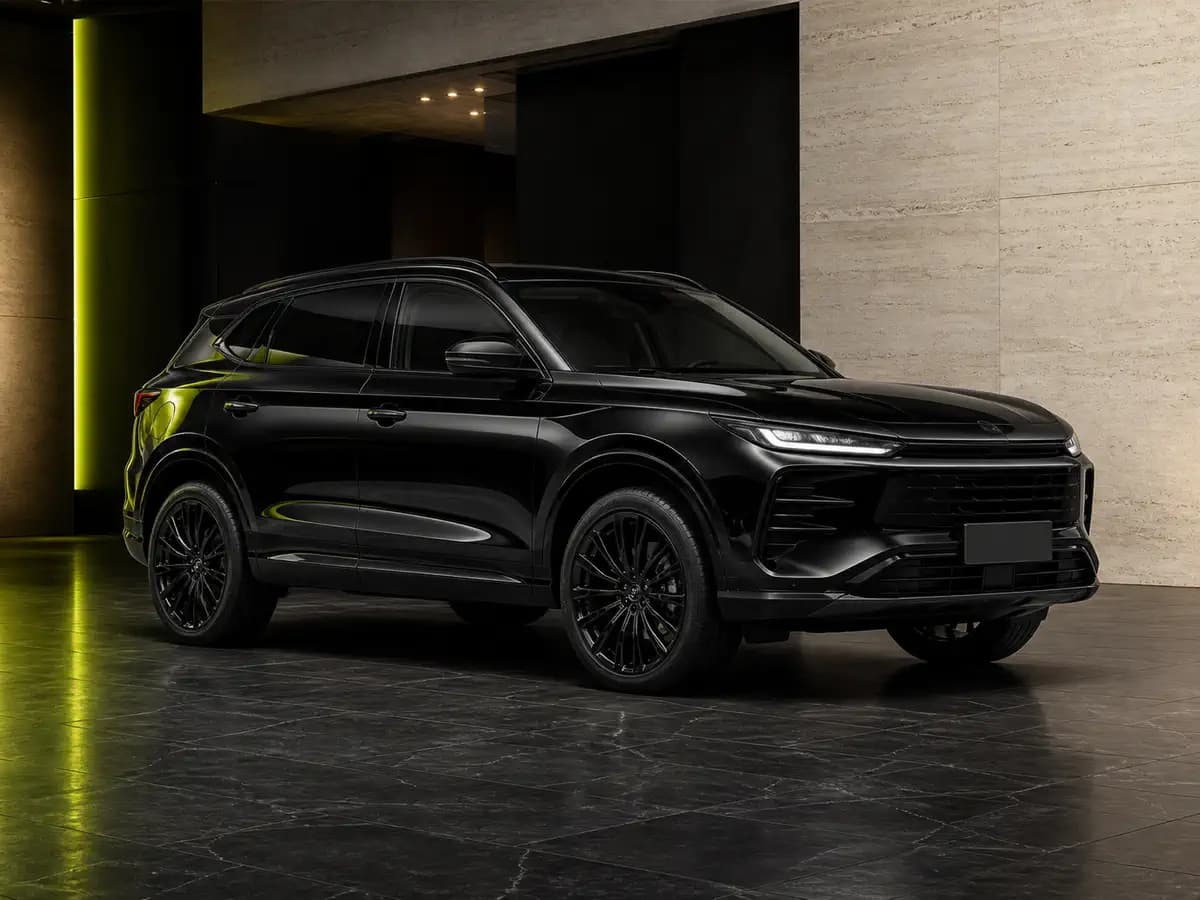 Tünd premium avtomobil salonunda qara SUV
