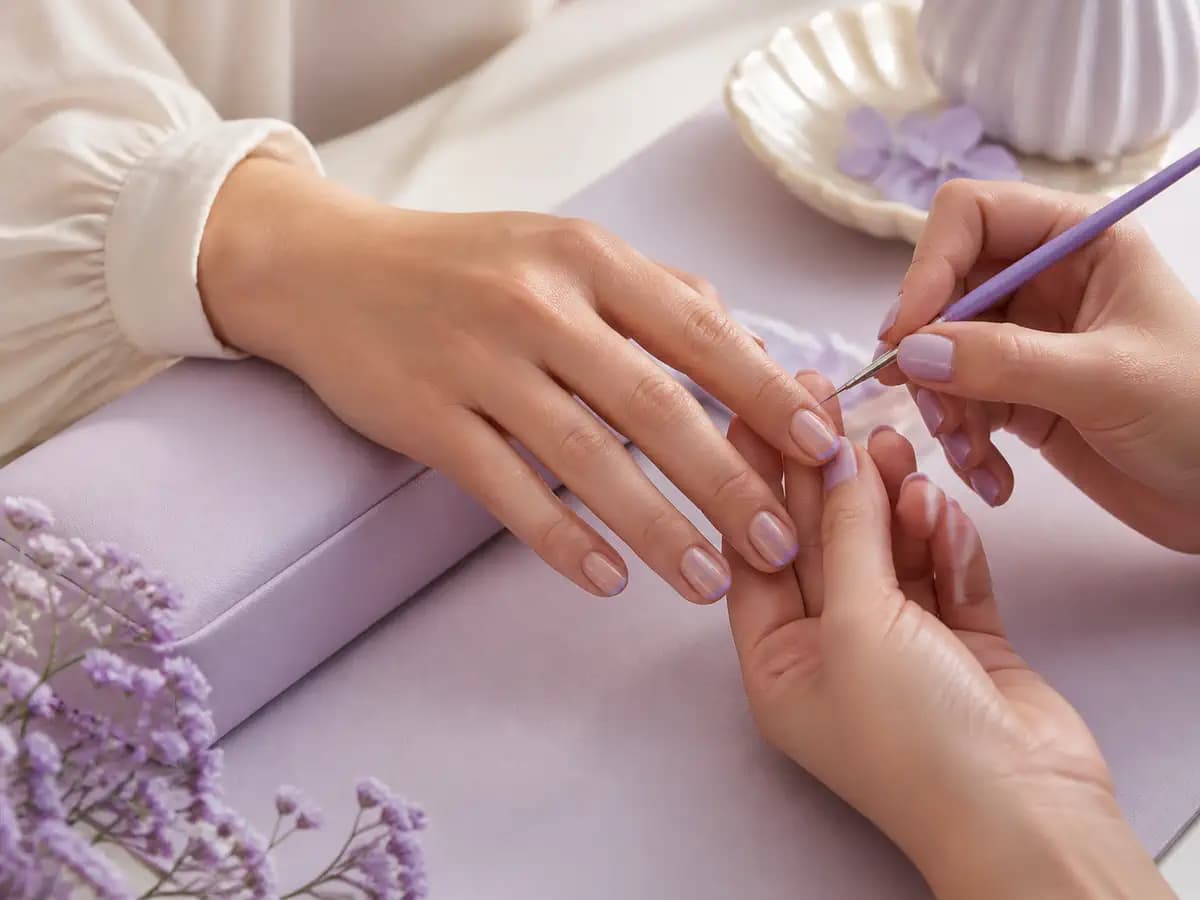 Lavanda tonlu studiyada minimal peşəkar manikür